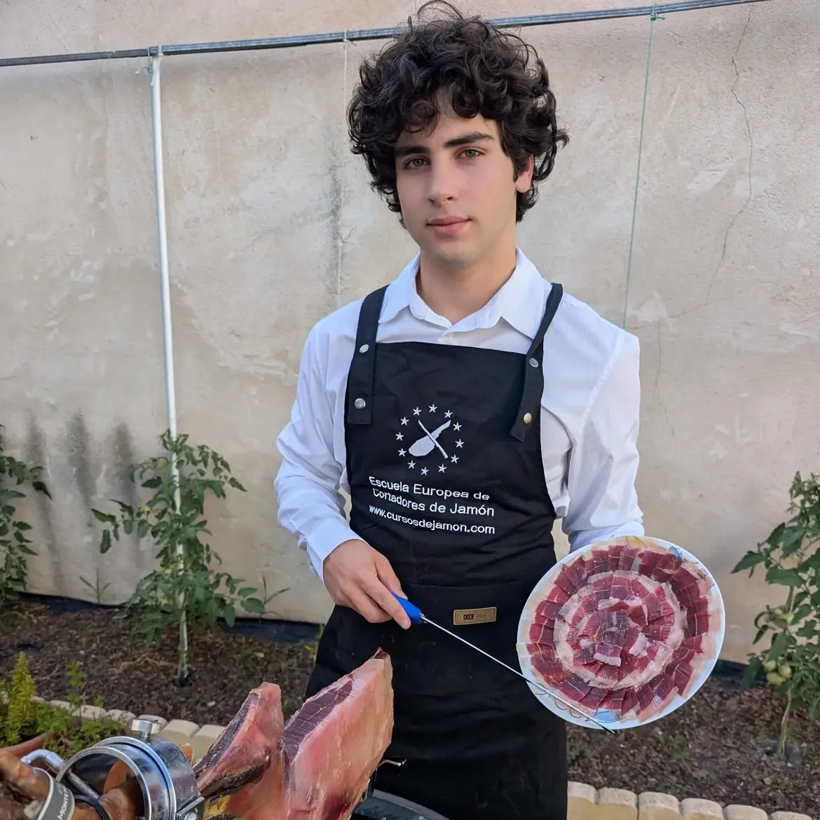 Tomás de Campos, maestro cortador, con el plato de jamón recién cortado